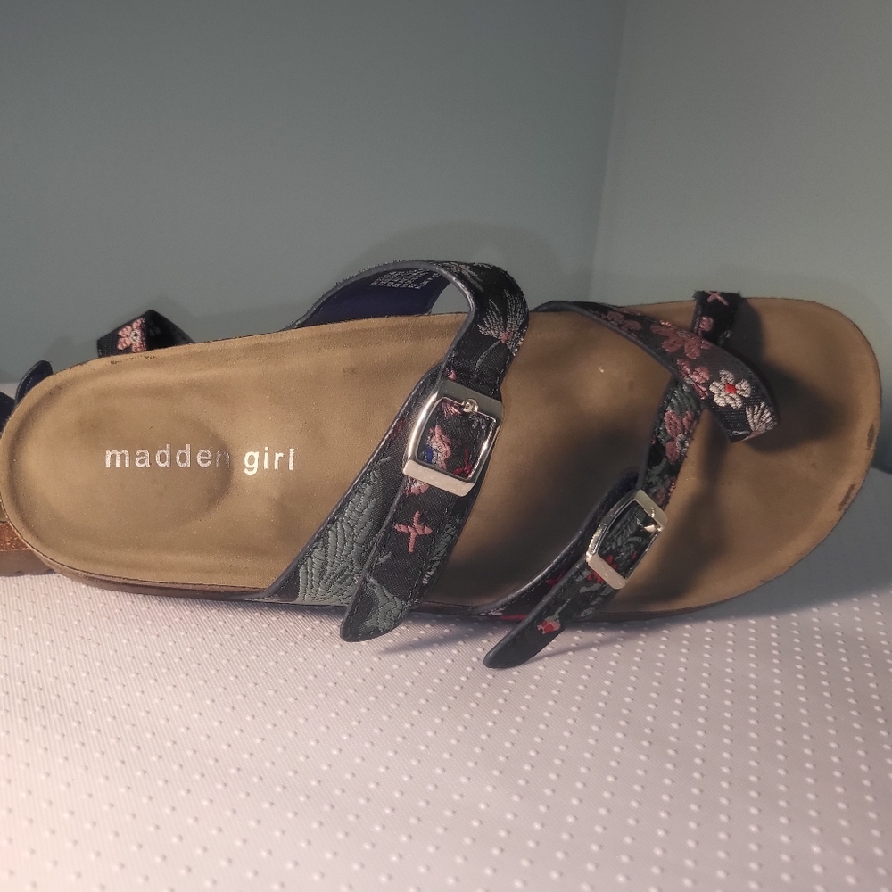 SZ 8.5 Madden Girl Sandals